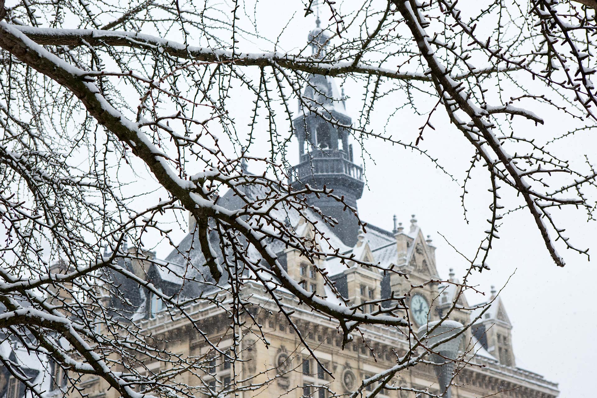 Vincennes sous la neige, toit de l'Hôtel de ville