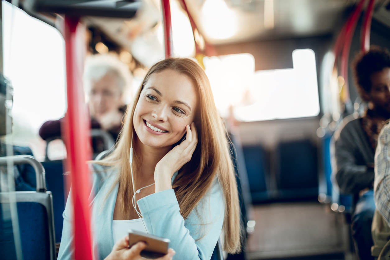 jeune femme dans un bus