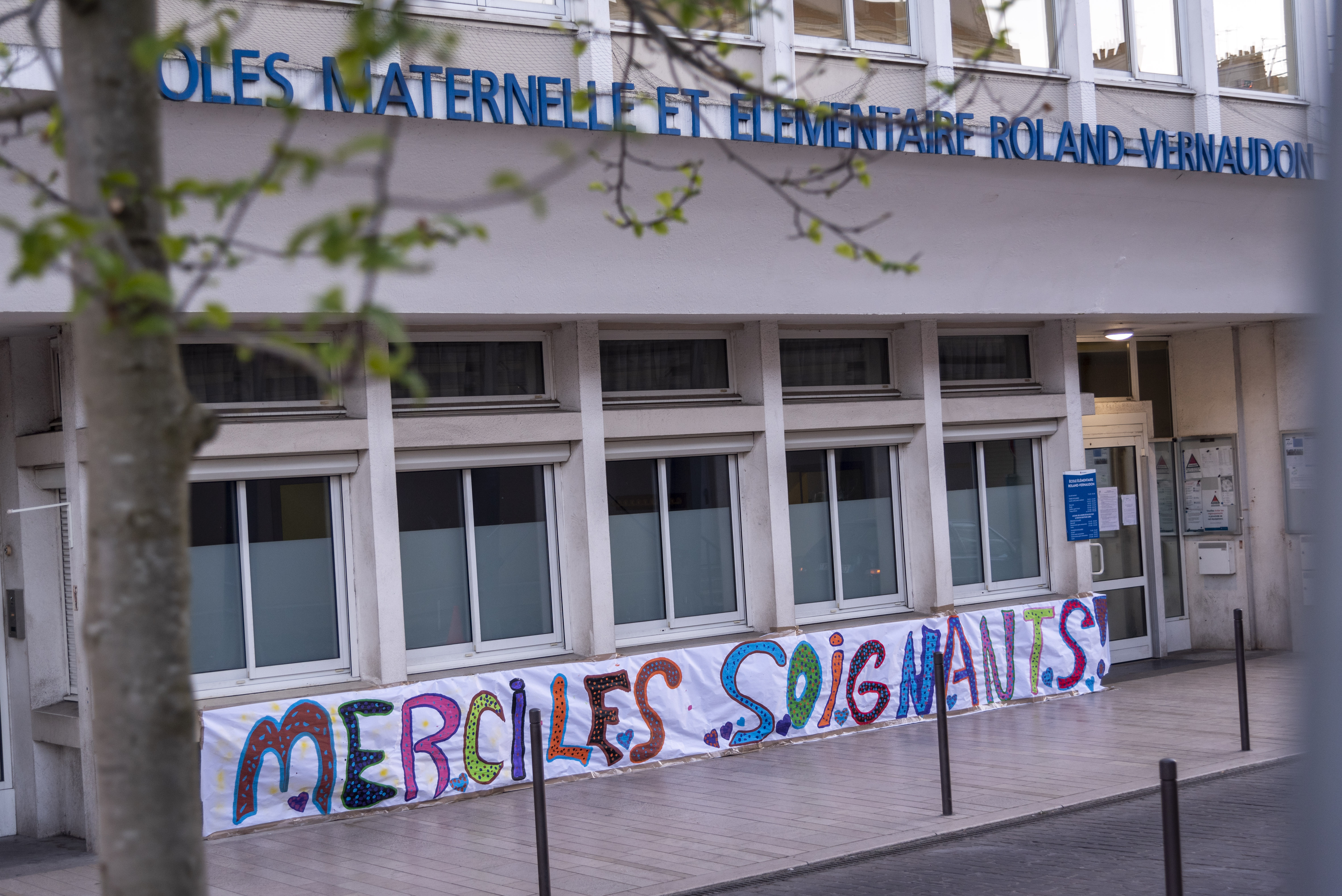 Banderole de soutien affichée sur une école de Vincennes