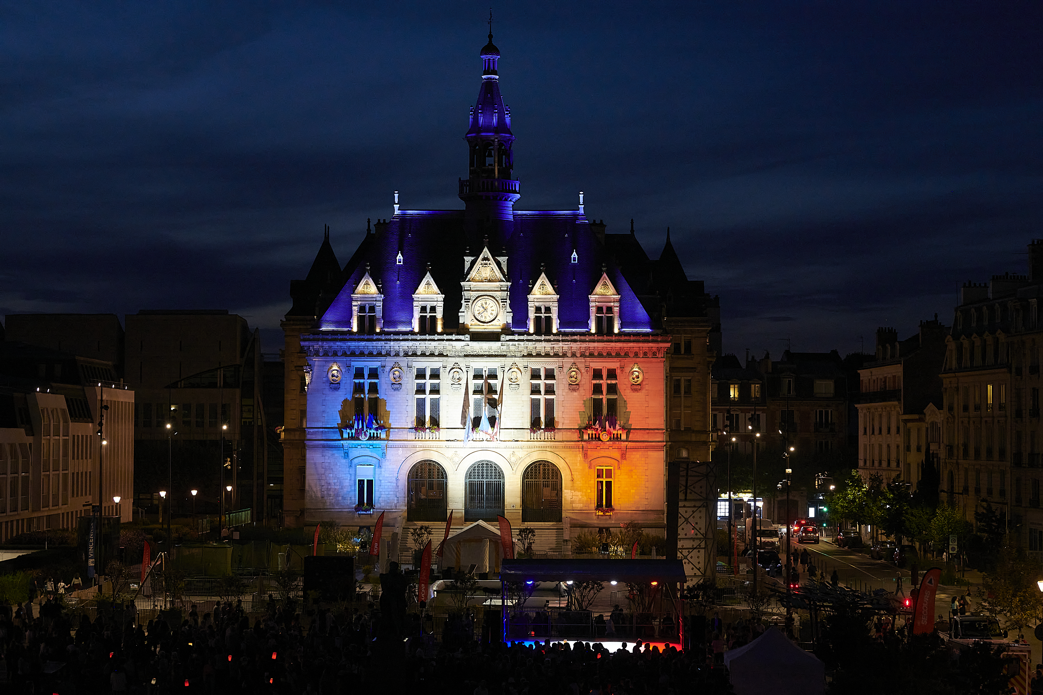 L'Hôtel de ville aux couleurs du drapeau français