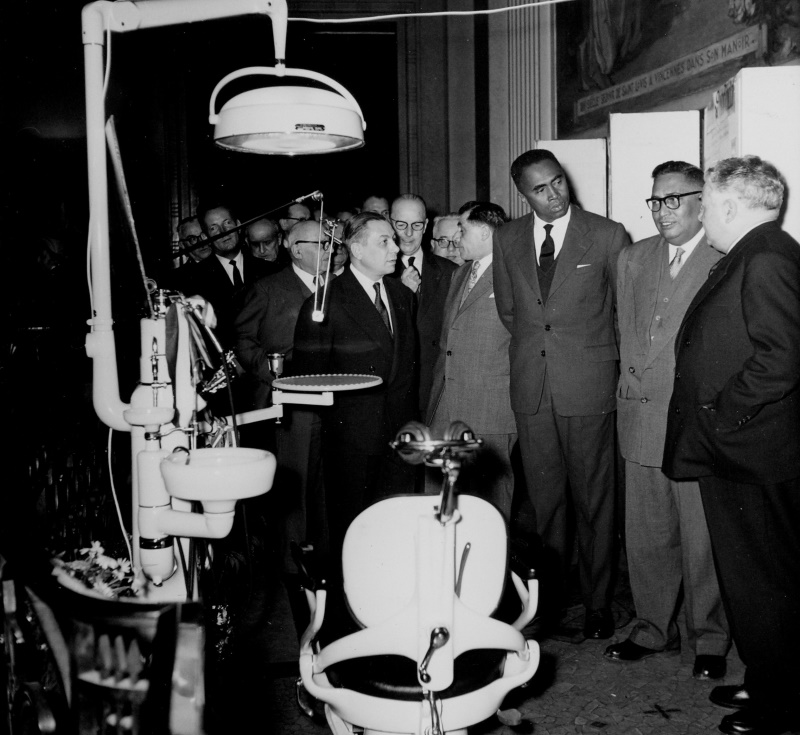Présentation du cabinet dentaire remis aux autorités malgaches en présence d'Henri Bonnemain et d'Antoine Quinson, 1960.