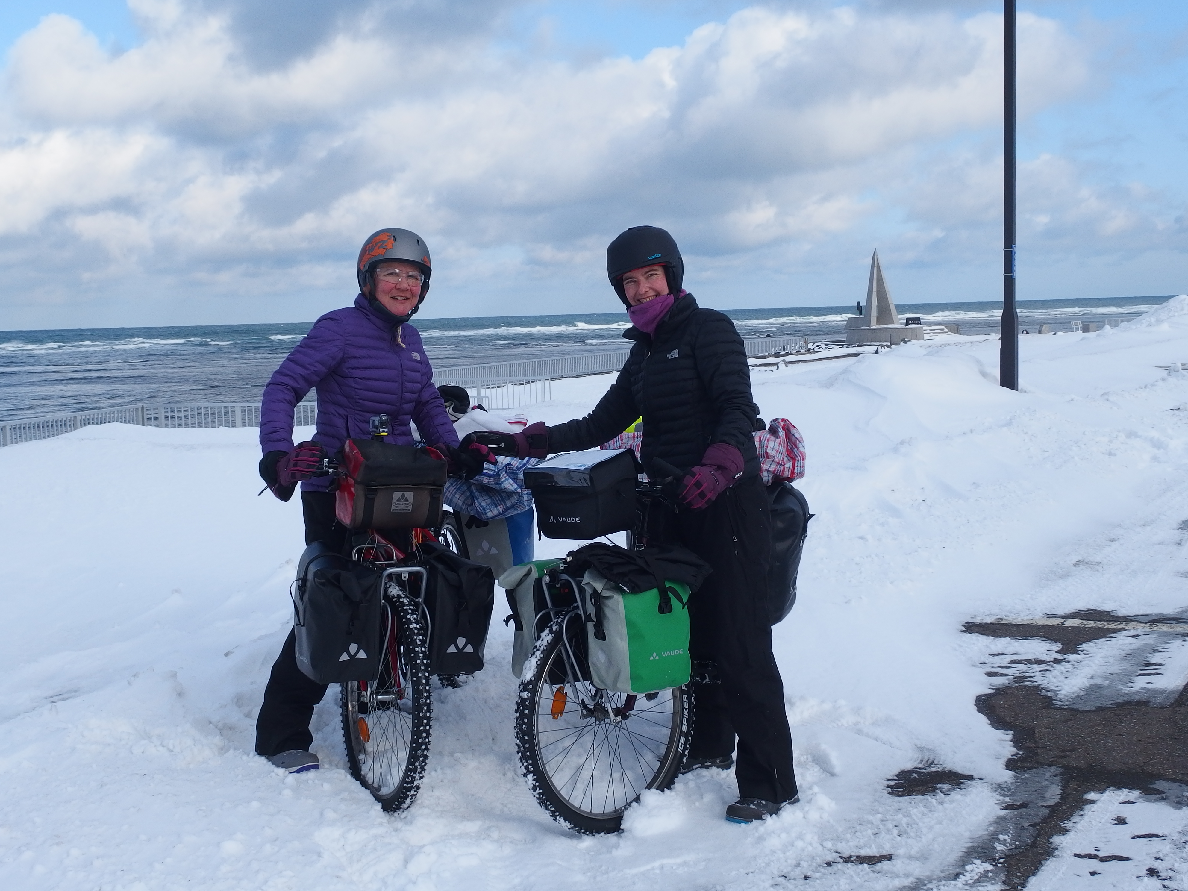 deux cyclistes dans la neige