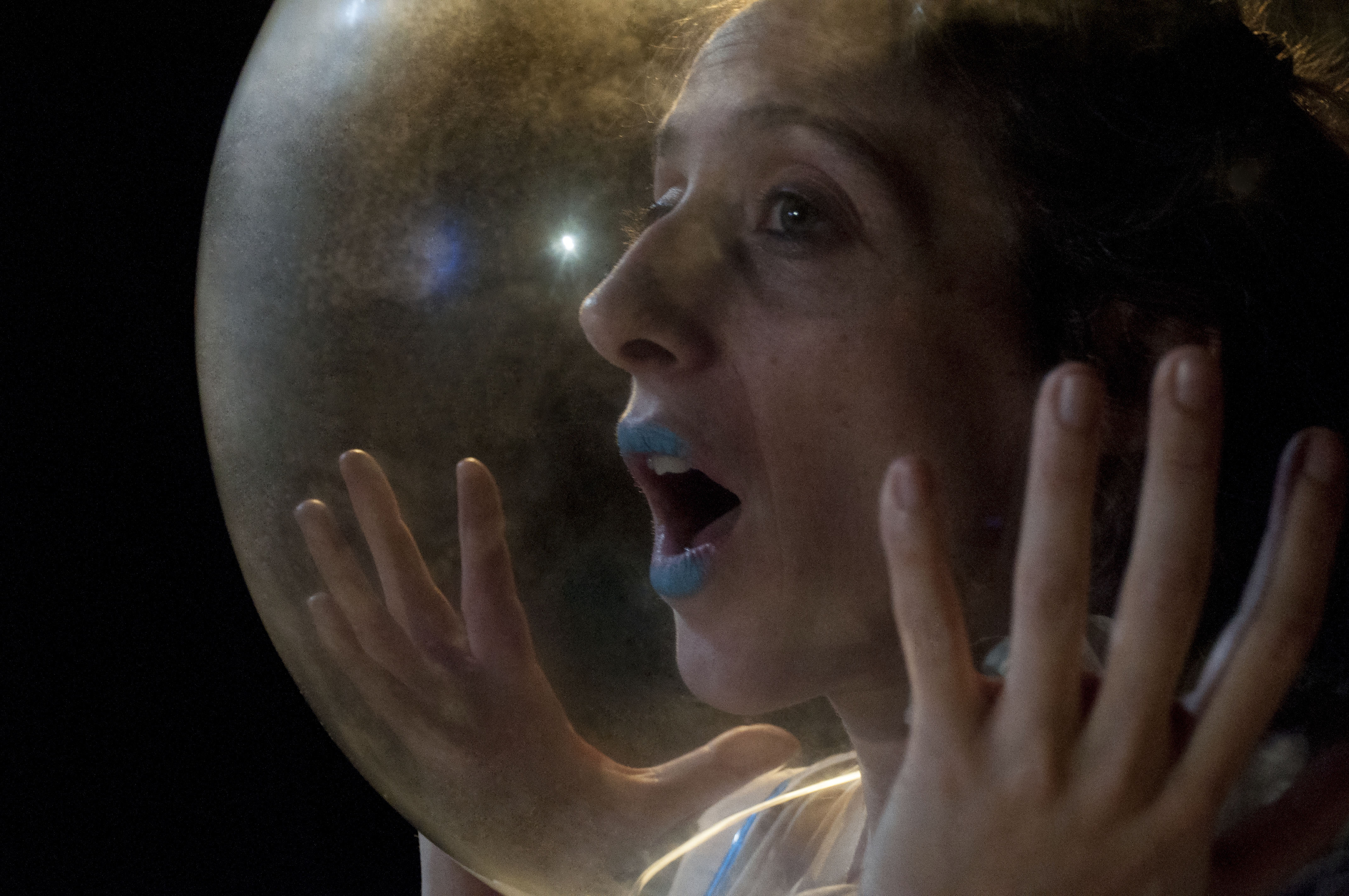 femme avec la tête dans une bulle transparente