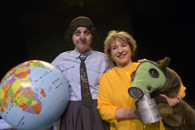 deux comédiennes sur scène, avec un globe terrestre sous le bras