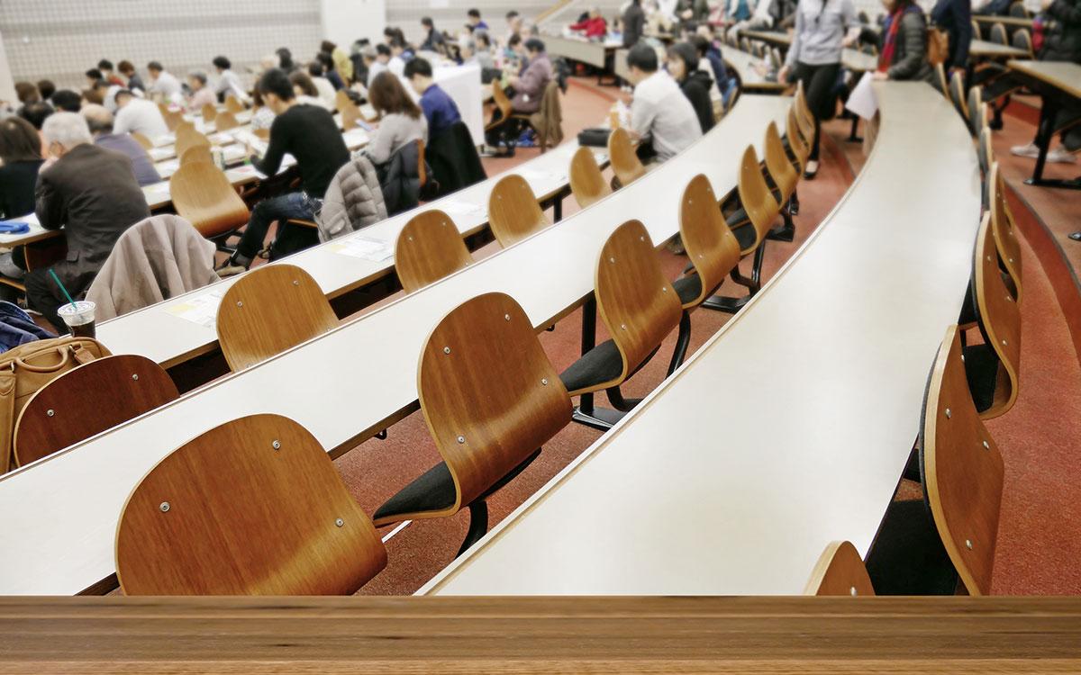 Photo d'une rangée de sièges vides dans une salle de conférence.