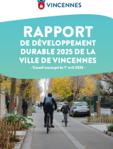 On y voit un homme et un garçon faire du vélo