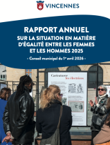 visuel de la couverture du rapport ou on voit des gens devant une exposition