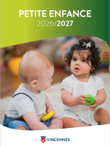 Deux bébés jouent ensemble