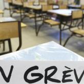 image avec inscription en grève dans une salle de classe