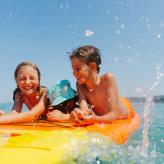 deux jeunes sur une planche de surf