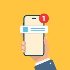 Une main tient un smartphone affichant une notification avec le numéro 1.