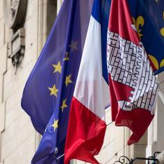 Drapeau de Vincennes sur l'hôtel de ville