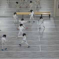 Photo montrant des escrimeurs en train de pratiquer