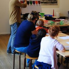 photo d'un groupe de personnes dans une classe en train d'écouter le professeur