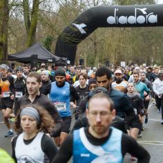 photo ou l'on aperçoit des coureurs 