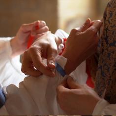 Photo ou avec une personne qui attache les boutons de manchettes d'une autre