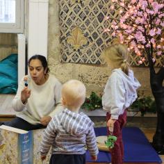 photo avec une animatrice qui compte des histoires à des enfants