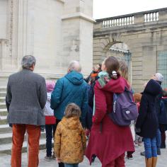 Photo d'un groupe de personnes observant l'infrastructure de la sainte chapelle dans le château