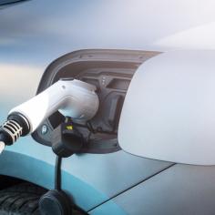 photo zoom sur la recharge d'un véhicule électrique