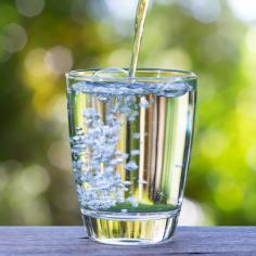 photo d'un verre qu'on rempli d'eau 