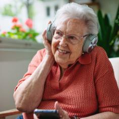 femme âgée qui écoute d ela musique avec un casque