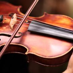 photo d'une personne jouant du violon