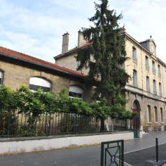 Photo de la devanture du lycée saint Exupéry à Vincennes