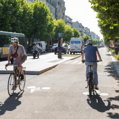 photo de deux cyclistes sur l'Avenue de Paris