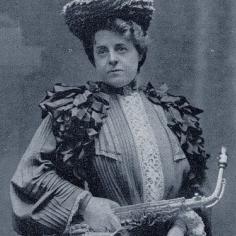 Elise Hall, Pionnière du saxophone
