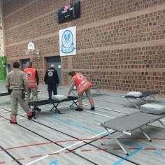 photo avec des agents de la croix rouge dans le gymnase des Vignerons