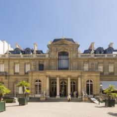 Personnes visitant l’arrière-cour du musée Jacquemart-André à la ville de Paris, France