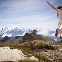 photo d'une jeune fille sautant à la montagne