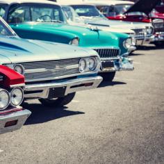 photo d'une rangée de voitures de collection