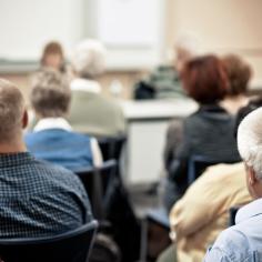 photo de seniors de dos à une conférence