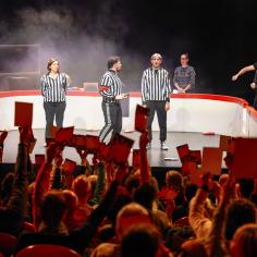 photo d'acteurs sur la scène habillés en joueurs de football 