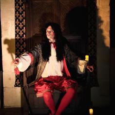 Photo d'un homme déguisé en roi