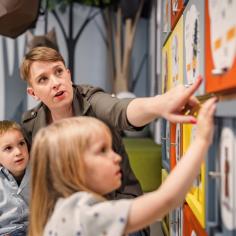 photo d'une expo avec des enfants qui touchent des éléments ludiques