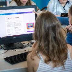 Deux filles font un cv sur un ordinateur