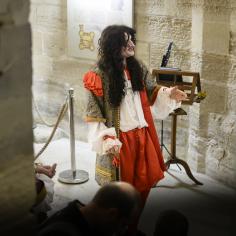 On y voit un homme déguisé en roi