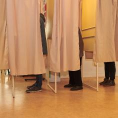 Opérations de vote, personnes dans des isoloirs