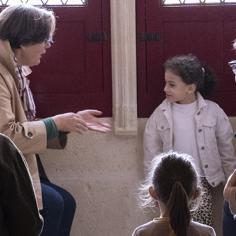Une dame s'adresse à un public de jeunes enfants