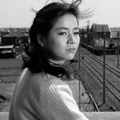 portrait d'une femme asiatique qui regarde dans quelque chose au loin