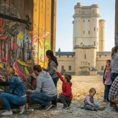 On y voit des enfants qui peignent une porte