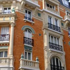 Un immeuble de vincennes au brique rouge/orange