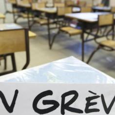 image avec inscription en grève dans une salle de classe