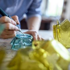 Artisan verrier travaillant dans son atelier