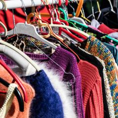 photo d'un portant avec des vêtements de couleur