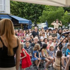 deux chanteuses devant une foule