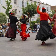 Des femmes dansent le flamenco sur une place
