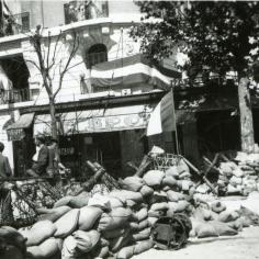 photo en noir et blanc dans une rue de vincennes et plein de sacs par terre